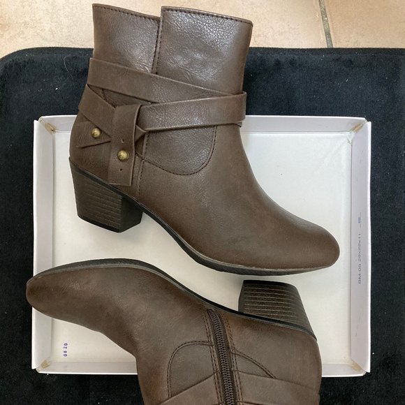 NWT - Ladies White Mountain Buddy Brown Zippered Ankle Boots - Sz 7M - Picture 7 of 11